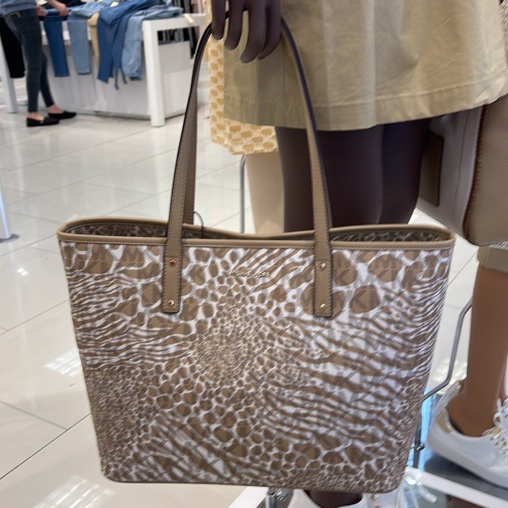 Michael Kors, this Carter Signature Animal Print Semi Lux Open Tote Handbag 
NWT - Picture 5 of 16